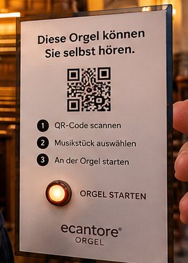 Nahaufnahme der Tafel: QR-Code, drei Schritte und ein beleuchteter Taster mit der Beschriftung „Orgel starten"