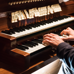 Kirchenmusikerin spielt an der Orgel